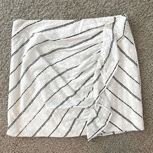 White and black lace mini skirt from Lulu’s size large